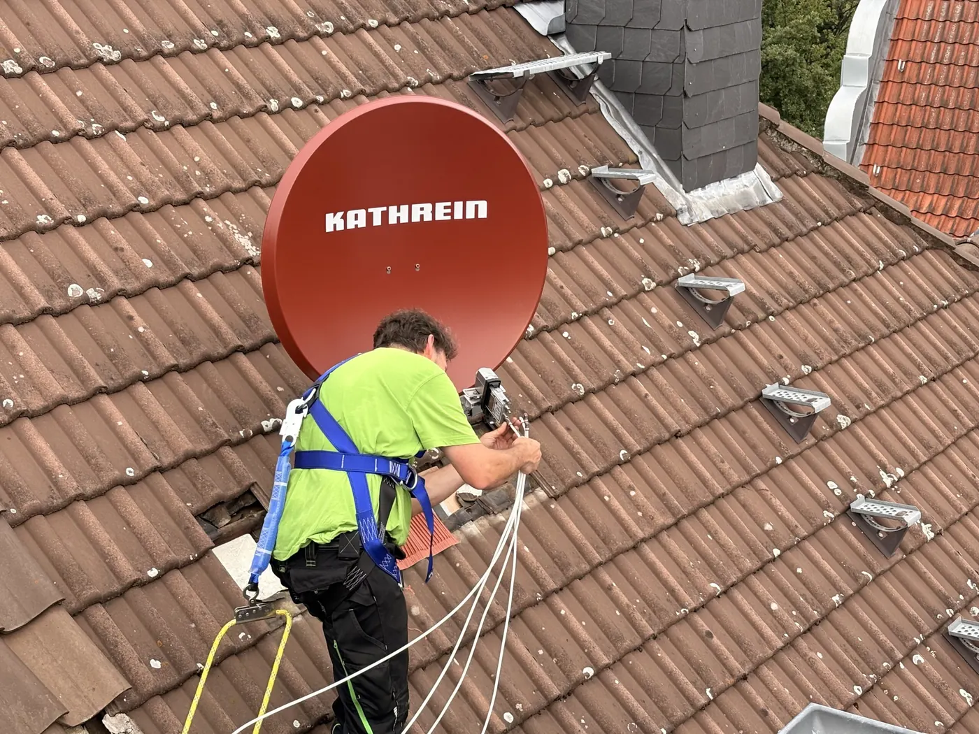 Fachgerechte Montage von Kathrein Satelliten-Spiegel auf Ziegeldach