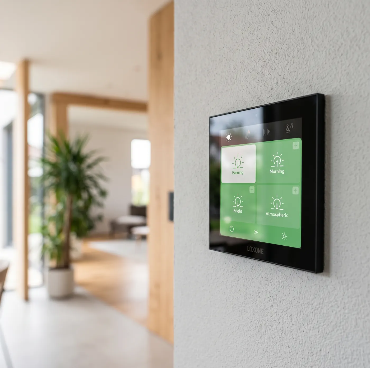 Loxone SmartHome-Bedienpanel an der Wand im Wohnbereich